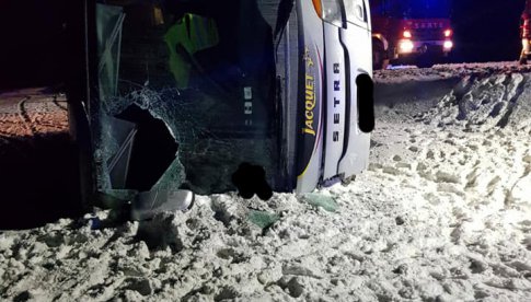 [FOTO] Wypadek autokaru na krajowej 35