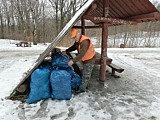 [FOTO] Zakasał rękawy i kolejny raz posprzątał śmieci, które do lasu przywieźli inni