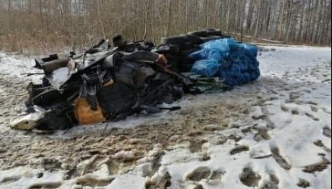 [FOTO] Zakasał rękawy i kolejny raz posprzątał śmieci, które do lasu przywieźli inni