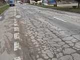 [FOTO] Dziurawa jak ser szwajcarski droga doczeka się wreszcie remontu
