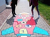 Popularne gry plenerowe wykonane na chodnikach przy Gminnym Centrum Kultury i Sportu w Żarowie 