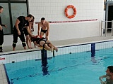 [FOTO] Ćwiczenia z ratownictwa wodnego na basenie w Witoszowie Dln.