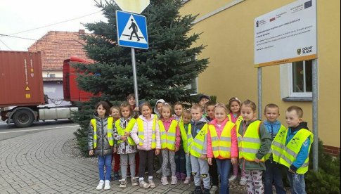 [FOTO] Przypomnienie przedszkolakom z Jaroszowa zasad zachowania na drodze