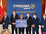 [FOTO, WIDEO] Samorządowcy odebrali promesy - ruszył program „Cyfrowa Gmina”