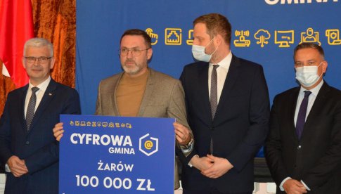 [FOTO, WIDEO] Samorządowcy odebrali promesy - ruszył program „Cyfrowa Gmina”