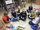 [FOTO] Uczniowie z Kostrzy odwiedzili bibliotekę