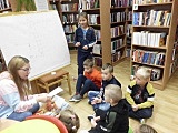 [FOTO] Uczniowie z Kostrzy odwiedzili bibliotekę