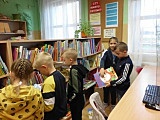 [FOTO] Uczniowie z Kostrzy odwiedzili bibliotekę