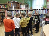 [FOTO] Uczniowie z Kostrzy odwiedzili bibliotekę