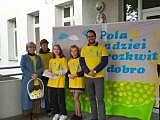 [FOTO] Uroczyste sadzenie żonkili w Szkole Podstawowej Integracyjnej w Cierniach