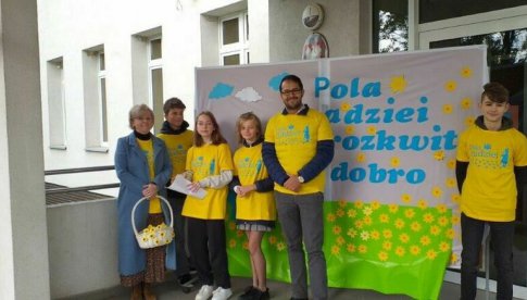 [FOTO] Uroczyste sadzenie żonkili w Szkole Podstawowej Integracyjnej w Cierniach