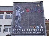 Wyjątkowe murale promują rodzicielstwo zastępcze