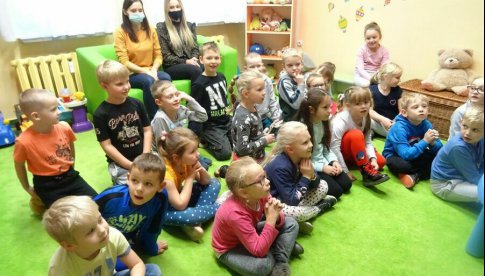 [FOTO] Misie, Promyczki i Leśne Skrzaty w bibliotece