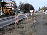 Trwa układanie podbudowy zasadniczej z betonu asfaltowego na ul. Sikorskiego