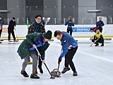 Drugi dzień zmagań w curlingu