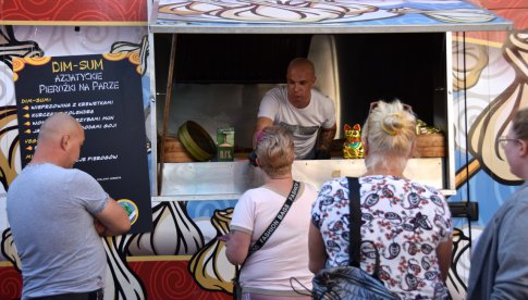 Food trucki wjechały na świdnicki Rynek. Festiwal Smaków Świata rozpoczęty