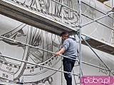[FOTO] Maria Kunic z pieskiem. W Świdnicy powstaje kolejny mural