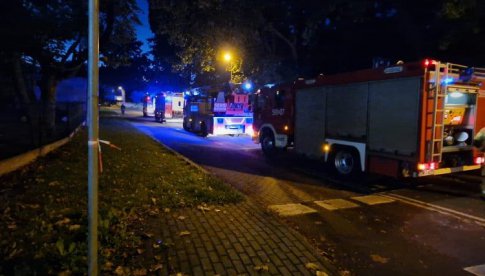 [FOTO] Wieczorna akcja strażaków na terenie starego szpitala