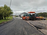 Trwają prace przy budowie drogi od świetlicy do terenów usługowych i DK 35 w Strzelcach