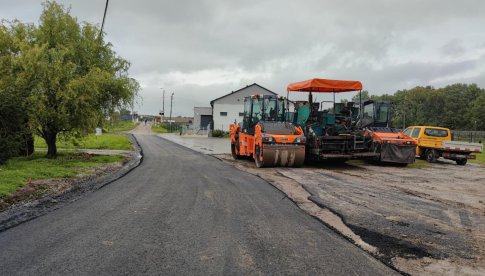 Trwają prace przy budowie drogi od świetlicy do terenów usługowych i DK 35 w Strzelcach