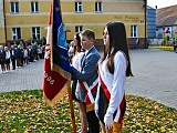 Wkopanie i poświęcenie dębu „Pokolenie” w Szkole Podstawowej w Strzelcach