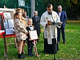 Wkopanie i poświęcenie dębu „Pokolenie” w Szkole Podstawowej w Strzelcach