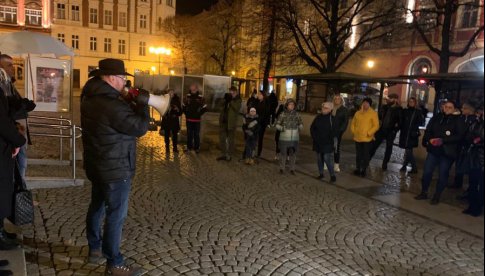 „Parasolką w Kaczyńskiego”. Świdnica przyłącza się do akcji