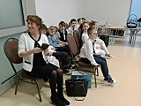 Uczniowie z Jaroszowa z wizytą w „Klubie Seniora” [Foto]