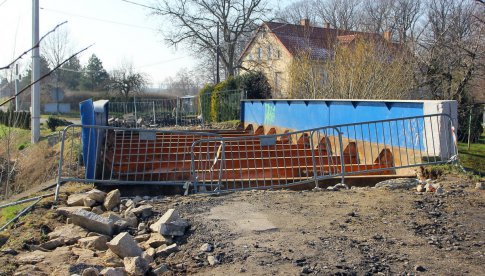 Trwają inwestycje w gminie Dobromierz: Przebudowa mostu i drogi w Gniewkowie oraz budowa sieci kanalizacyjnej do WSSE w Dobromierzu [Foto]