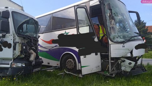 [FOTO] Autobus szkolny zderzył się z ciężarówką