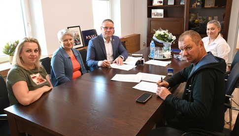 Podpisano umowę na nowe chodniki w Klecinie i Białej [Foto]