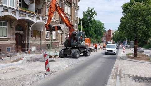 Postępuje przebudowa alei Niepodległości w Świdnicy. Kiedy planowane zakończenie remontu?