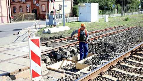 Już we wrześniu będzie można korzystać z nowego chodnika na przejeździe kolejowym w Żarowie [FOTO, SZCZEGÓŁY]