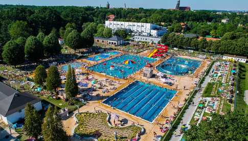Nowy rekord wizyt na letnim basenie świdnickiego OSiR-u. Ile osób odwiedziło obiekt tego lata?