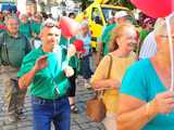 [FOTO] Seniorzy opanowali centrum miasta! Defilada Uśmiechu okrążyła świdnicki rynek