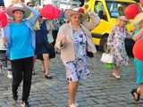 [FOTO] Seniorzy opanowali centrum miasta! Defilada Uśmiechu okrążyła świdnicki rynek
