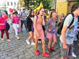 [FOTO] Seniorzy opanowali centrum miasta! Defilada Uśmiechu okrążyła świdnicki rynek