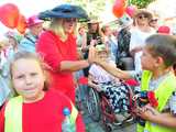 [FOTO] Seniorzy opanowali centrum miasta! Defilada Uśmiechu okrążyła świdnicki rynek