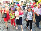 [FOTO] Seniorzy opanowali centrum miasta! Defilada Uśmiechu okrążyła świdnicki rynek