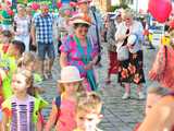 [FOTO] Seniorzy opanowali centrum miasta! Defilada Uśmiechu okrążyła świdnicki rynek