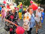 [FOTO] Seniorzy opanowali centrum miasta! Defilada Uśmiechu okrążyła świdnicki rynek