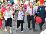 [FOTO] Seniorzy opanowali centrum miasta! Defilada Uśmiechu okrążyła świdnicki rynek