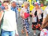 [FOTO] Seniorzy opanowali centrum miasta! Defilada Uśmiechu okrążyła świdnicki rynek