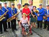 [FOTO] Seniorzy opanowali centrum miasta! Defilada Uśmiechu okrążyła świdnicki rynek
