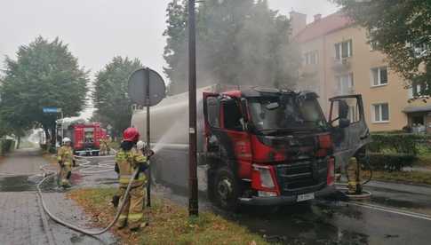 [WIDEO, FOTO] Pożar cysterny na wjeździe do Świdnicy. Droga zablokowana!