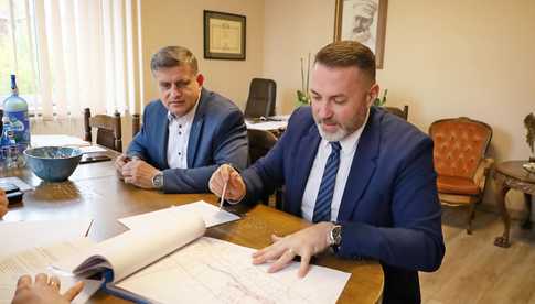 Podpisano umowy na realizację kolejnych inwestycji drogowych w gminie Żarów
