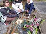 [FOTO] Uczniowie z Jaworzyny Śląskiej posprzątali zapomniane mogiły