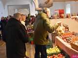 [FOTO] Dziesiątki dostawców, rozmaite produkty i jesienna sceneria. Tłumy na listopadowym Targu Ziemi w Kraskowie