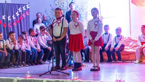 [FOTO] Występy w biało-czerwonych barwach podczas Wieczornicy Patriotycznej w Mrowinach
