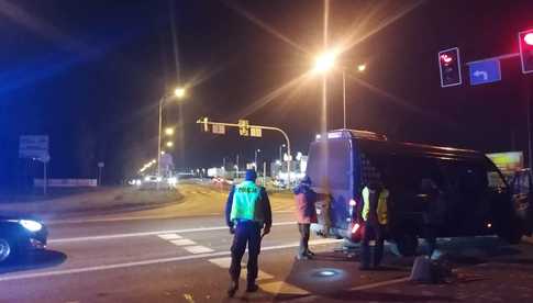 [FOTO] Zderzenie osobówki z busem na Szarych Szeregów